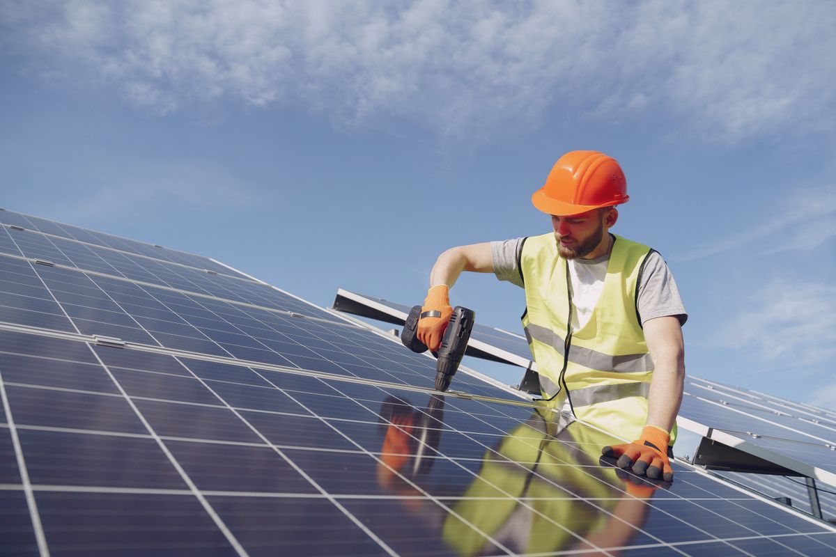 Técnico instalando painel solar