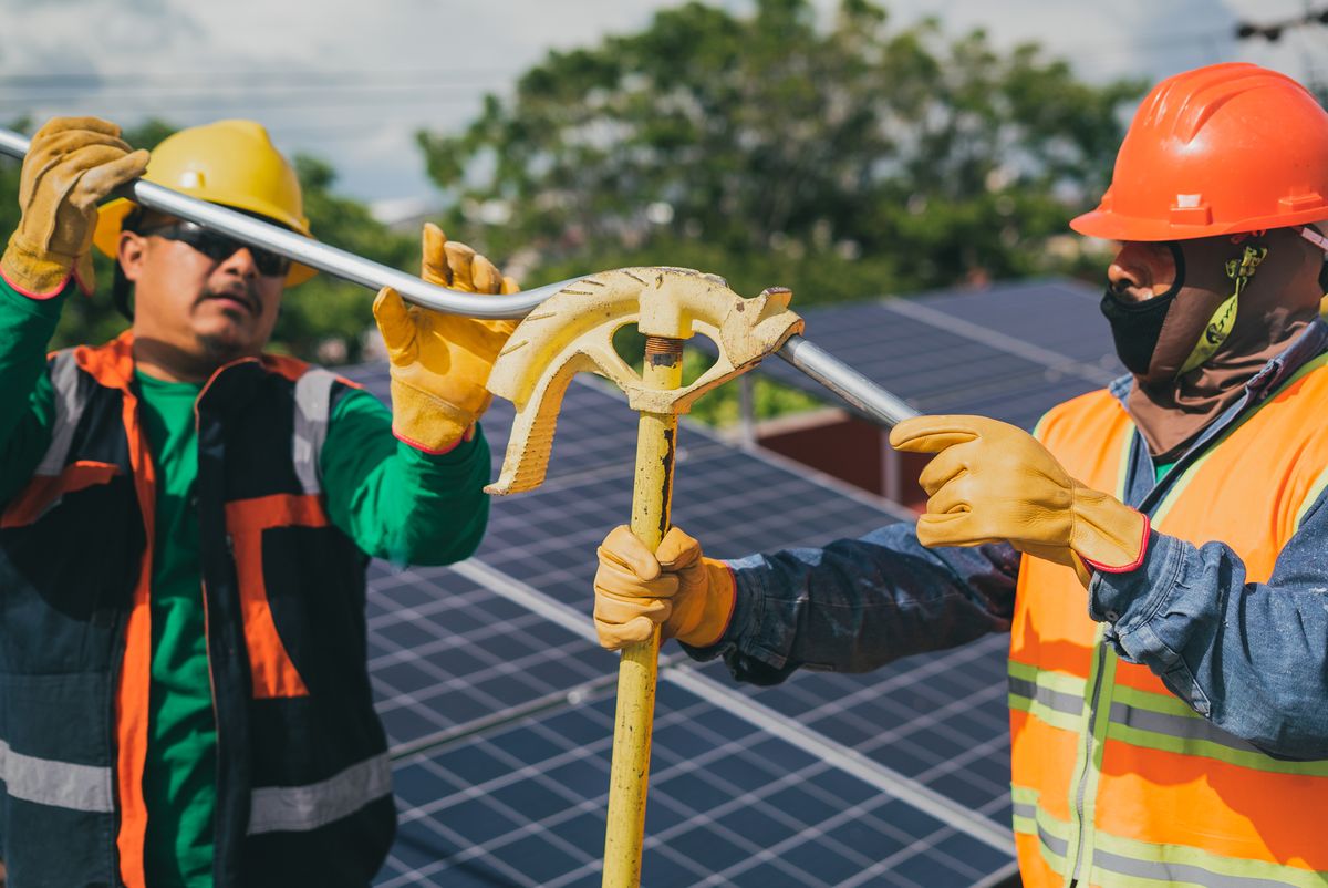 Equipe técnica trabalhando em usina solar