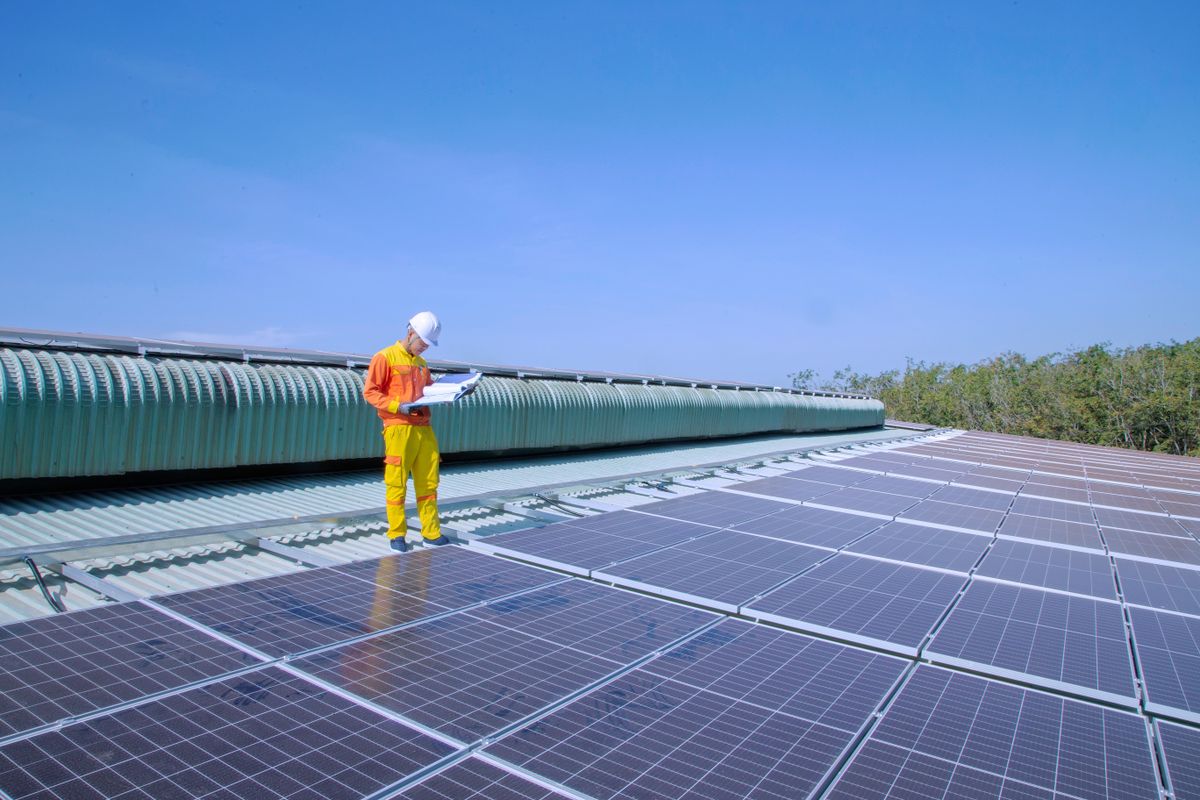 Técnico realizando manutenção em painel solar