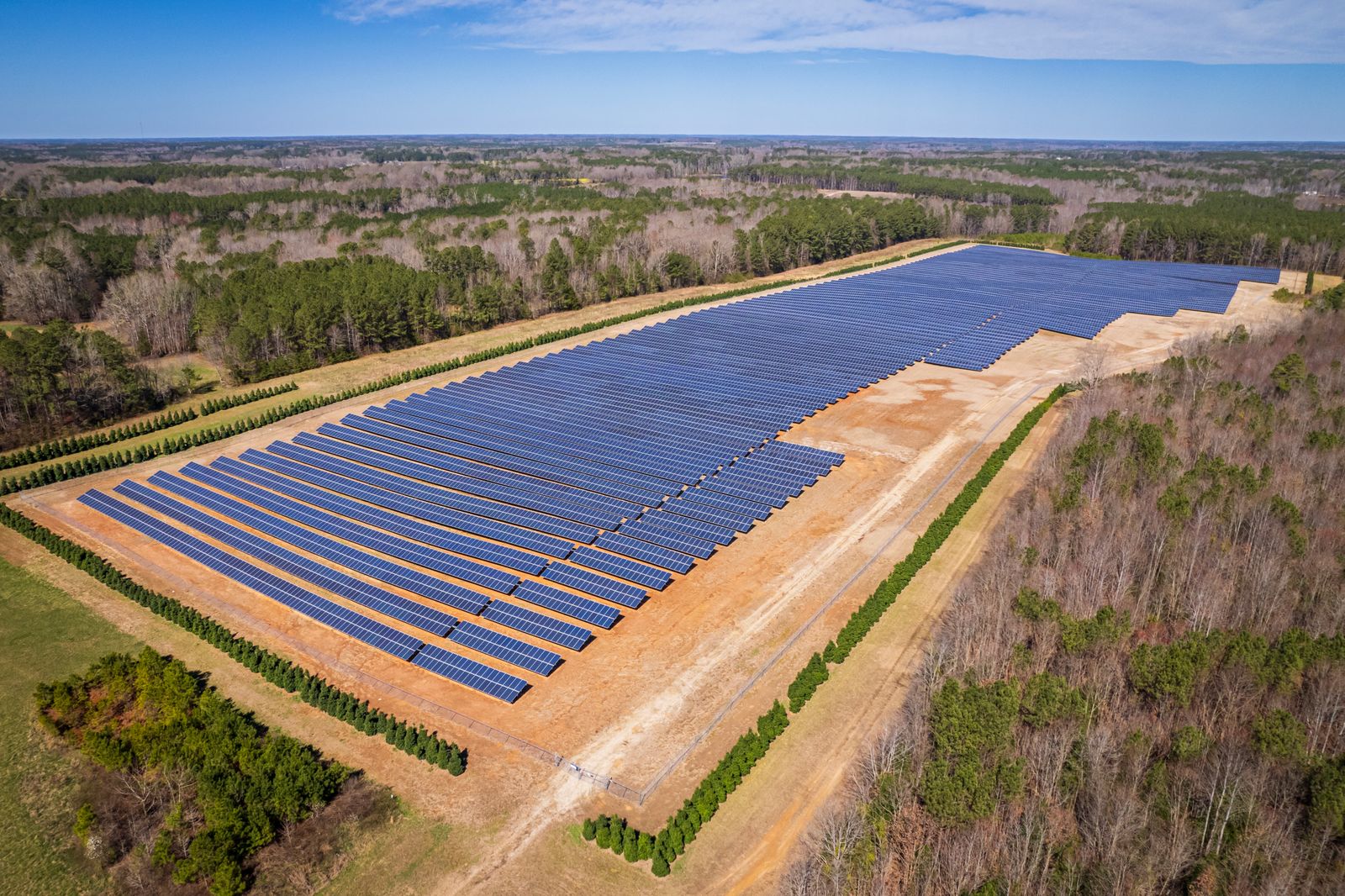 Vista panorâmica de usina solar fotovoltaica